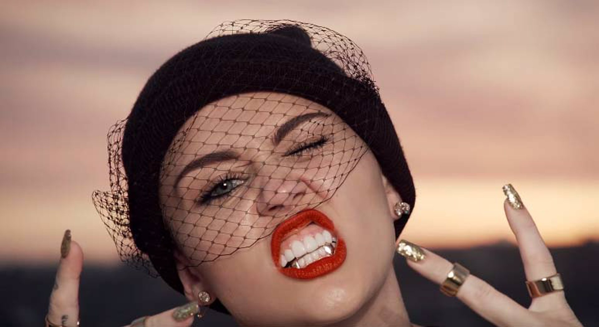 Miley Cyrus con dientes de plata