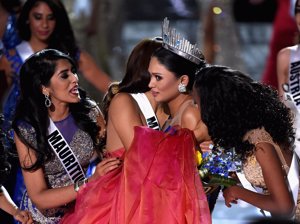 El beso de Miss Colombia a Miss Filipinas