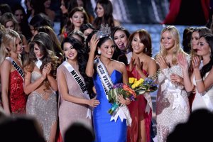 Miss Colombia intenta esconder las lágrimas al quitarle la corona