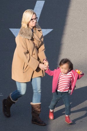 Anne Igartiburu de paseo con sus hijas