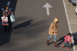 Anne Igartiburu de paseo con sus hijas