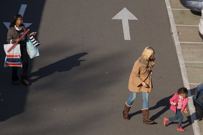 Anne Igartiburu de paseo con sus hijas