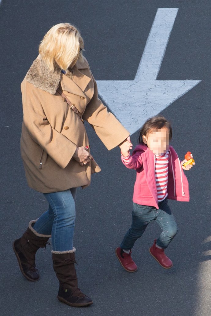 Anne Igartiburu de paseo con sus hijas