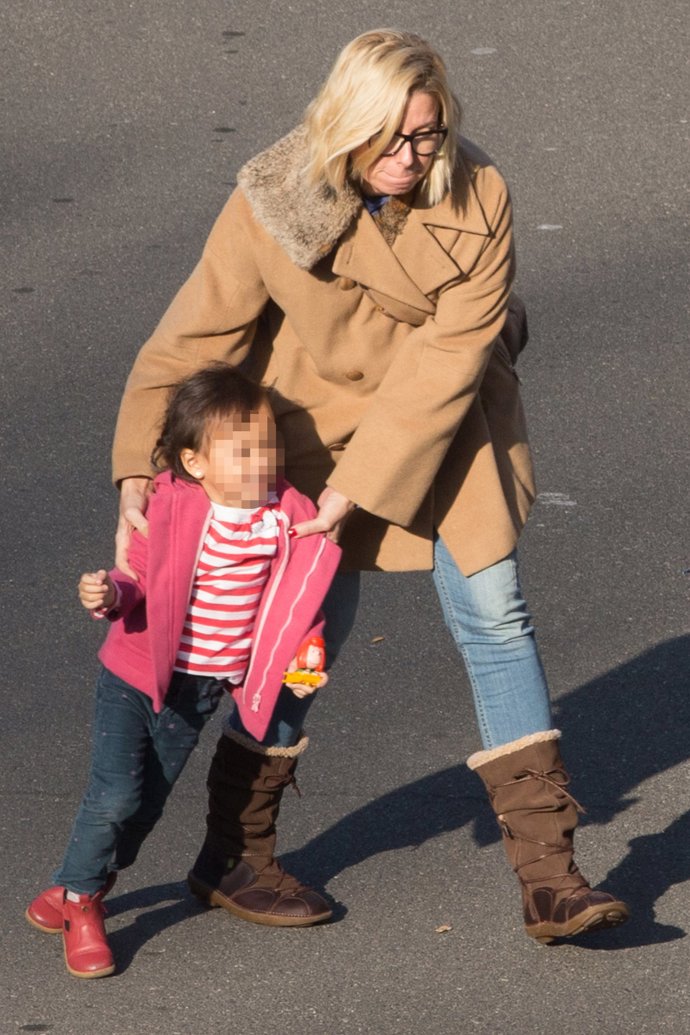 Anne Igartiburu de paseo con sus hijas