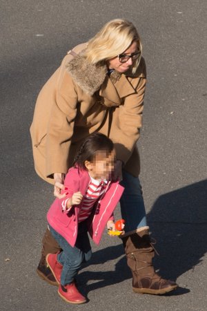 Anne Igartiburu de paseo con sus hijas