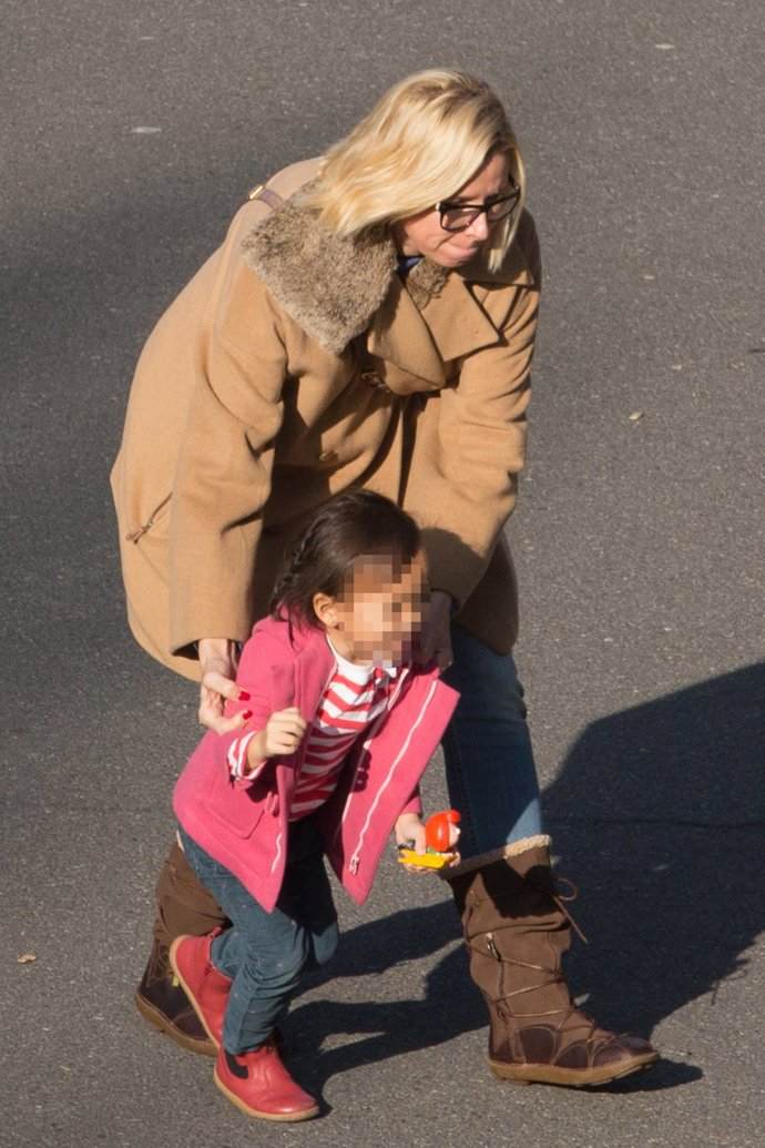 Anne Igartiburu de paseo con sus hijas