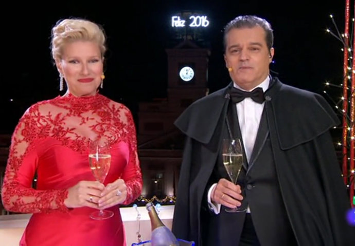 Anne Igartiburu de rojo para dar la campanadas 2016