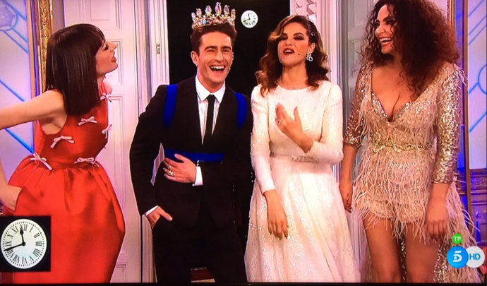 Guapos y divertidos los chicos de Cámbiame de Año vestidos