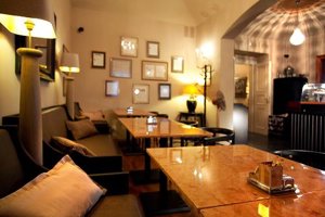 EMA expresso bar, un acogedor rincón dónde hacer nuevos amigos
Si has viajado sólo a Praga y quieres conocer a gente nueva, éste es tu lugar. Se trata de un pequeño bar que está presidido por una gran mesa central, cuyo principal objetivo es que la gente que se arrime a ella tenga ganas de hablar y compartir conversación con el resto de los comensales. Además de animación, podrás degustar un rico café.
Dirección: Na Florenci 3, Praha 1