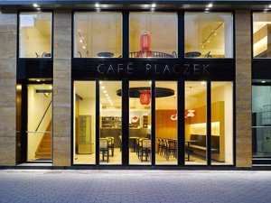 Café Placzek, un café con historia
El comercio de telas fue una de las actividades que permitió expandirse económicamente a algunas familias de Brno. Una de ellas, la de los Placzek, da nombre a este bonito café, que fue construido por la misma compañía que hizo la Vila Tugendhat, uno de los secretos mejor guardados de la ciudad y cuya belleza le ha merecido ser reconocida como Patrimonio de la Humanidad por la UNESCO.
Dirección: Minoritská 4,Brno