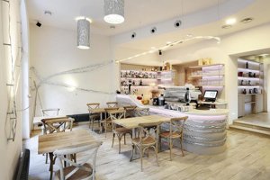 Monolok café, excelente pastelería fuera del recorrido turístico
Si quieres escabullirte de las hordas que visitan Praga, elige este café y tómate un tiempo para descansar, relajarte con la música de su pianista y probar la exquisita bollería y los pasteles caseros que ofrecen. Si quieres algo típico pide una tarta de fruta del tiempo y sorpréndete con el toque de canela y clavo con el que se suelen aderezar muchos de los postres checos.
Dirección: Moravská 18, Praha 2