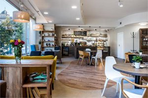 Oliver's coffe cup, lo más nuevo de Praga
A parte de su excelente ubicación frente a la Plaza de Wenceslao, este nuevo local aúna una moderna y acogedora decoración con un producto de gran calidad, ya sea a nivel de cafés como de otras bebidas calientes. Estando en Praga te recomendamos que pruebes alguna de las especialidades checas como el té con ron o el vino caliente con especias, más conocido como 