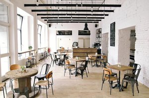 Skog Urban Hub, la guarida de los trasnochadores
Brno es también una de las ciudades estudiantiles más importantes del país, por lo que su ambiente nocturno es a veces incluso más animado que el de Praga. Esta cafetería lo sabe y por eso ha ampliado su horario hasta la 1 ó las 2 de la madrugada, así que se ha convertido en un punto de encuentro obligado para los trasnochadores de Brno. Además, destaca por su buena gastronomía, por su aromático café, que tuestan ellos mismos, y por albergar encuentros culturales que hacen que su ambiente artístico se asemeje al de las antiguas cafeterías de Berlín.
Dirección: Mino Dominikánské námstí 1875, Brno