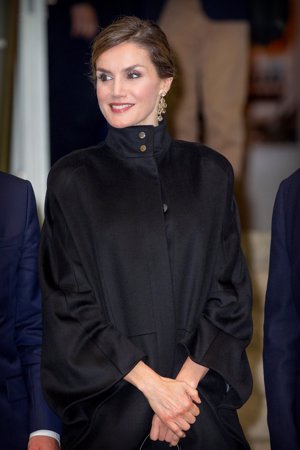 11. Rendida a la capa. En Alemania, la Reina apostó por un diseñador del país para inaugurar la exposición de Zurbarán. A la original capa que escogió para resguardarse del frió se añadió el vestido negro de Hugo Boss que ya ha lucido en otras ocasiones y estrenó en 2011.