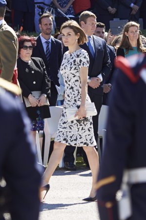 10. Un diseño especial para su aniversario de boda. Nina Ricci también se ha convertido en una de las imprescindibles de la Reina. La firma vistió a Doña Letizia en el día que celebraba el undécimo aniversario de boda con Don Felipe. Para el acto con la Guardia Real, la Reina escogió este modelo de corte lápiz y con estampado black and white.