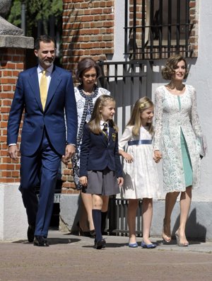 1. Un toque de originalidad en la Comunión de Leonor. Uno de los outfit que más sensación causó fue el que escogió para la comunión de la Princesa Leonor. La Reina confió en su diseñador de cabecera, Felipe Varela, para que diseñase un vestido lápiz color esmeralda sobre el que llevaba un abrigo entallado de guipur blanco. Además, Doña Letizia apostó por unos peep toes de vinilo firmados por Magrit.