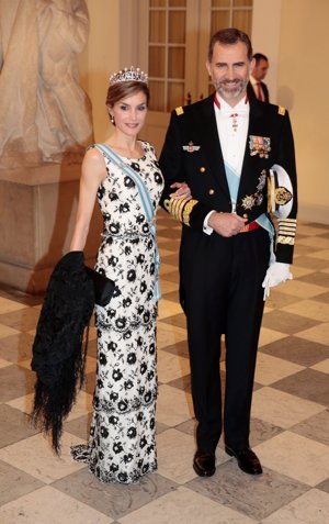 9. Como una reina. Si hay un tipo de actos en los que siempre acierta doña Letizia es en las cenas de gala y una de los mejores ejemplos es el look que llevó en el 75 aniversario de Margarita de Dinamarca. Otra vez confió en Felipe Varela, quien creó un fantástico vestido de seda blanca con flores de tul azabache.