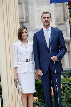 Felipe Varela diseñó para ella un vestido en tul con escote fantasía. También este diseñador fue el que firmó el dos piezas de corte safari blanco que Letizia llevó en la inauguración de la placa conmemorativa a la compañía militar de españoles que entró en la ciudad de París antes del final de la II Guerra Mundial.