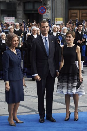 2. Puro glamour en los Príncipe de Asturias. Posiblemente el mejor look del año. Su Felipe Varela asimétrico con volantes en seda cady y degradé incendió la red ¡era similar a un diseño de la Alta Costura de Dior de 2012!