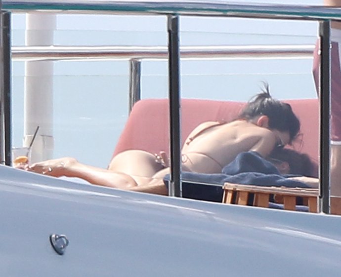 kendall jenner y harry styles en un yate 