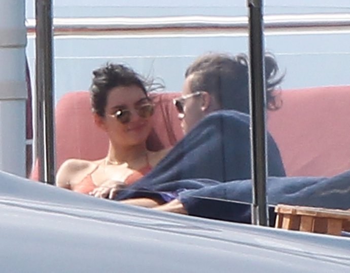 kendall jenner y harry styles en un yate