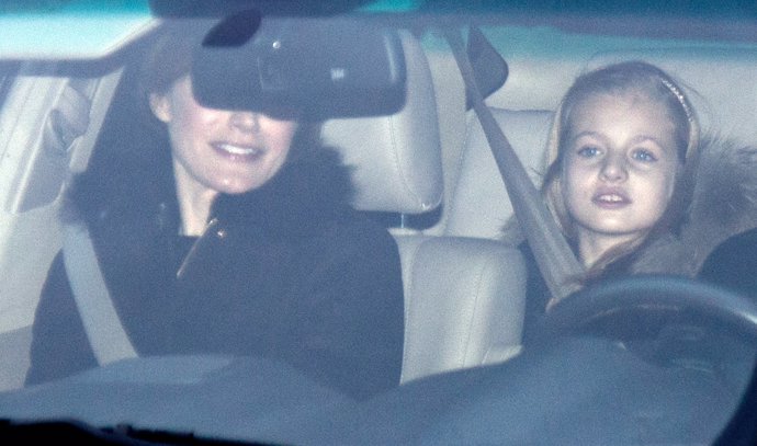 reina letizia y la princesa leonor en el coche cuando van a comer roscon