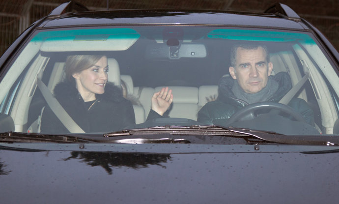 reina letizia en el coche con el rey felipe cuando van a comer el roscon