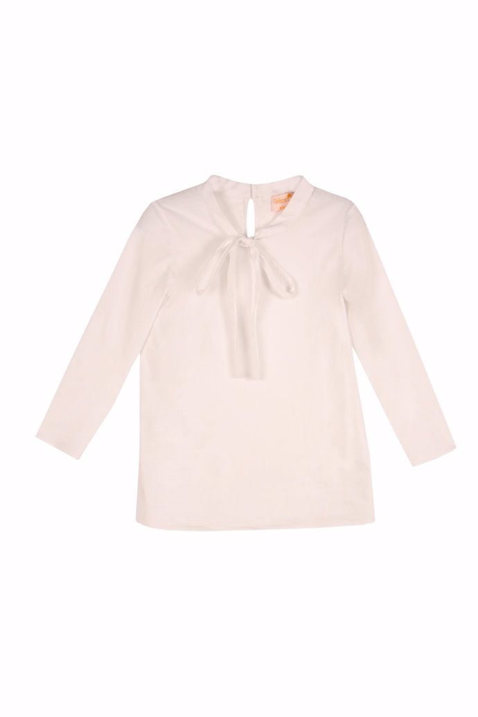 Camisa blanca con lazada al cuello de Dolores Promesas