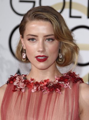 Amber Heard  elige labios rouge y falso bob