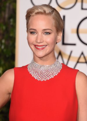 Jennifer Lawrence elige labios rouge