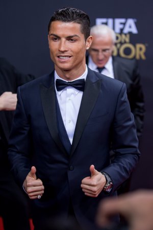 Cristiano, de azul marino y pajarita en la gala del año pasado