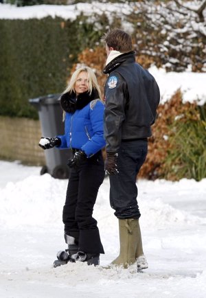 Geri Halliwell jugando con la nieve