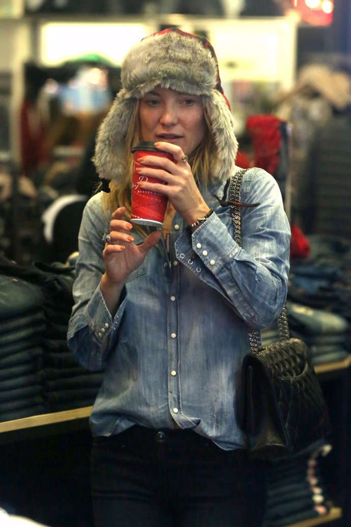 Kate Hudson, con camisa vaquera y gorro
