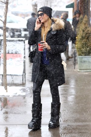 Paris Hilton, con un buen abrigo y botas altas