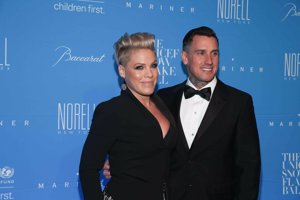 Pink junto a su marido