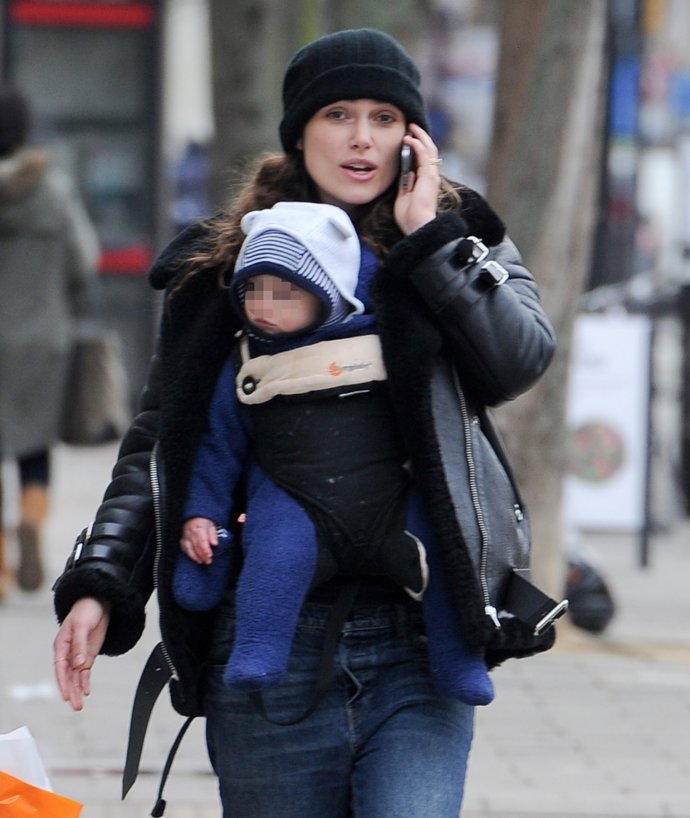 Keira Knightley y James Righton con su bebé