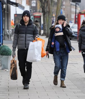 Keira Knightley y James Righton con su bebé