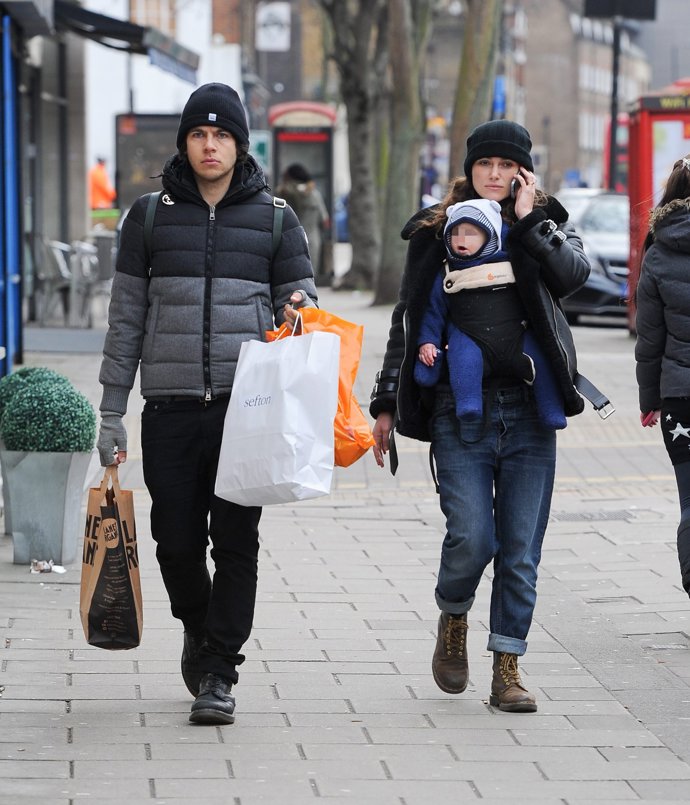 Keira Knightley y James Righton con su bebé