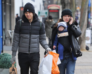 Keira Knightley y James Righton con su bebé
