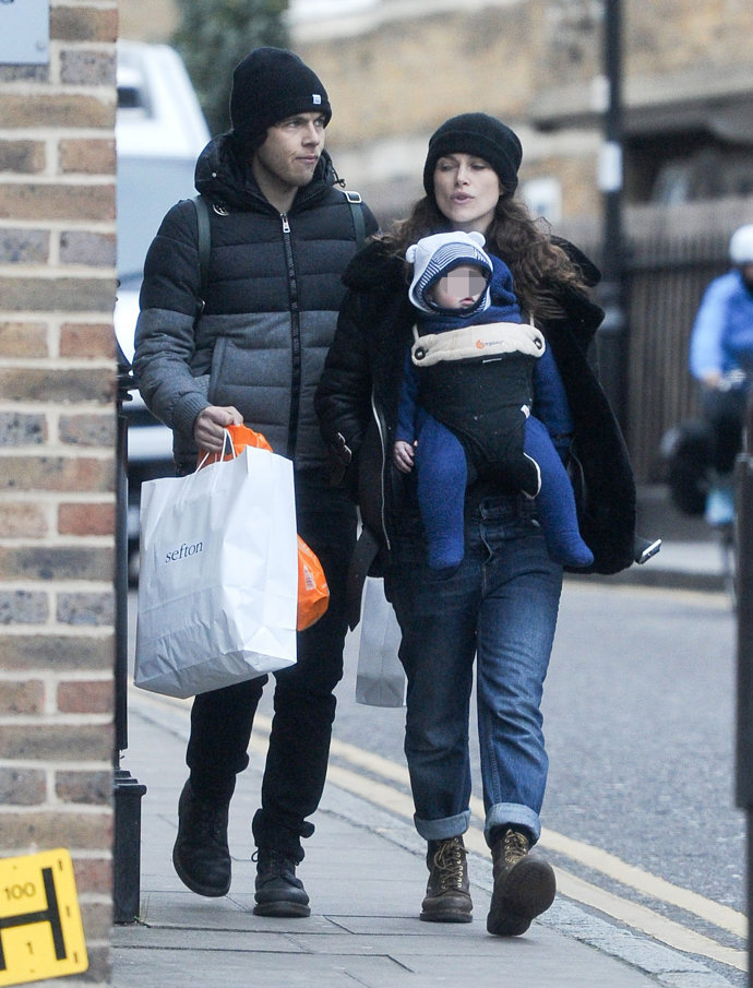 Keira Knightley y James Righton con su bebé