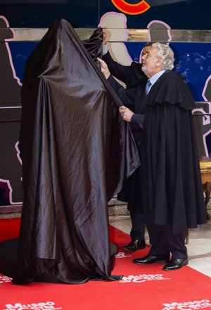 Plácido Domingo descubre su estatua de cera