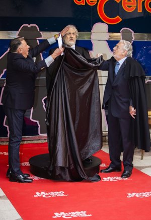 Plácido Domingo con su figura de cera