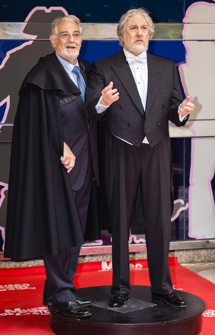 Plácido Domingo con su propia figura de cera en el museo de cera de Madrid