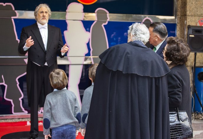 Plácido Domingo, su mujer y sus nietos ven su figura de cera