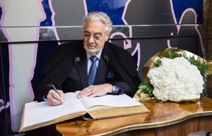 Plácido Domingo firma en el libro el Museo de Cera