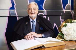 Plácido Domingo firma en el libro el Museo de Cera