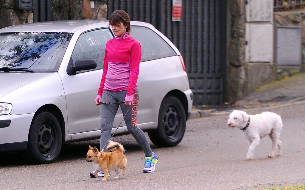 Adriana Ugarte pasea a sus perros por su nuevo hogar sin su novio Gonzalo Adriana Ugarte pasea a sus perros por su nuevo hogar sin su novio Gonzalo