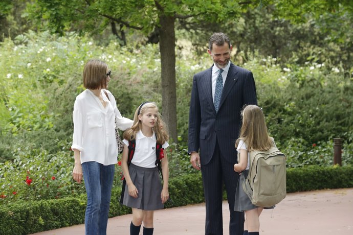 rey felipe vi con sus hijas leonor y sofia y la reina letizia