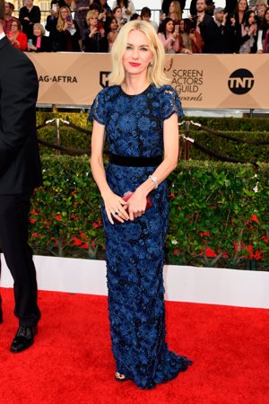 Naomi Watts, con un Burberry de bordados