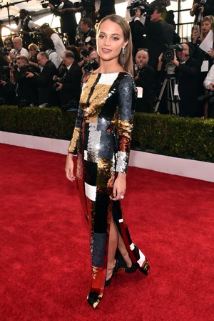 Alicia Vikander. Fue una de las más elegantes de la noche con su Louis Vuitton